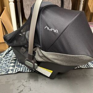 Nuna Black and Gray Kids Car Seat